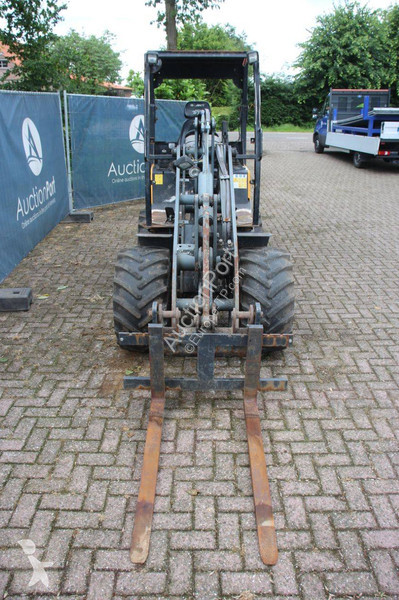 Nakladač Giant V452T