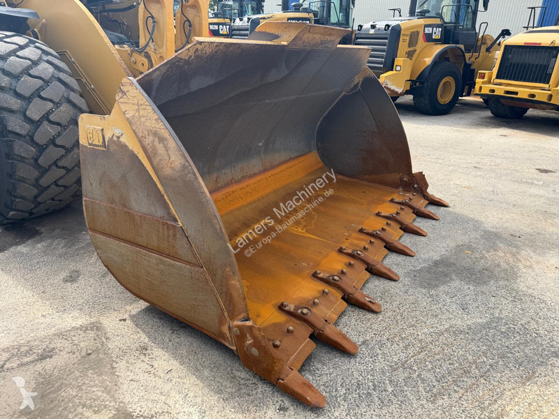 Товарач Caterpillar 982M .