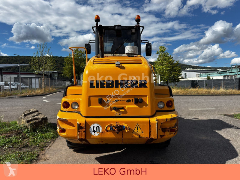 Liebherr Mit 3 Löffeln & 1 Gabel loader
