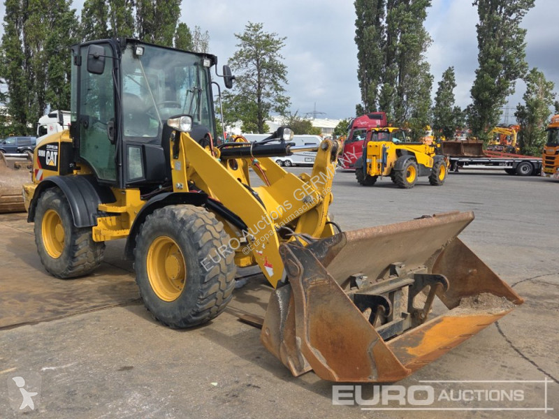 Навантажувач Caterpillar 908M