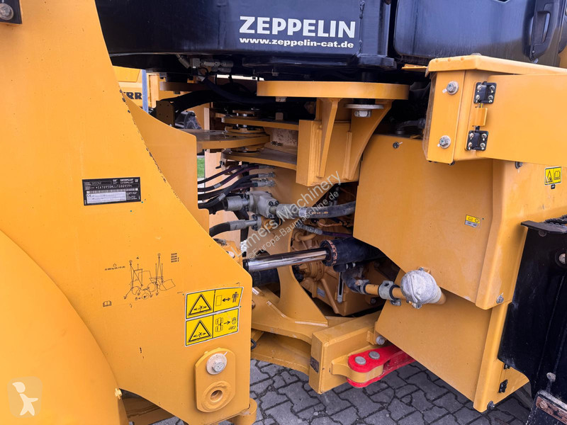 Nakladač Caterpillar M .