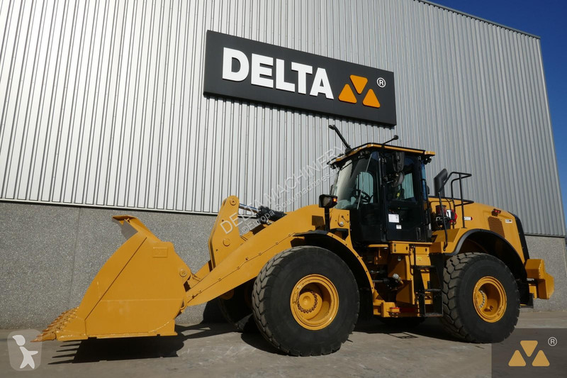 Nakladač Caterpillar M