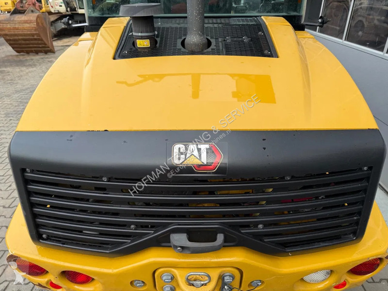 Nakladač Caterpillar M