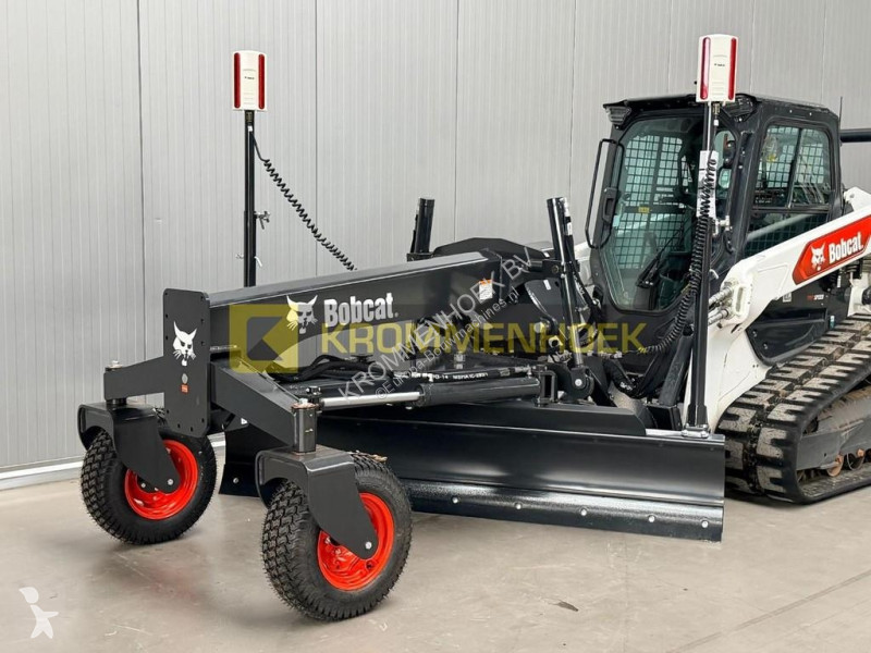 مُحمّلة Bobcat T 76 + Laser Grader 244 cm