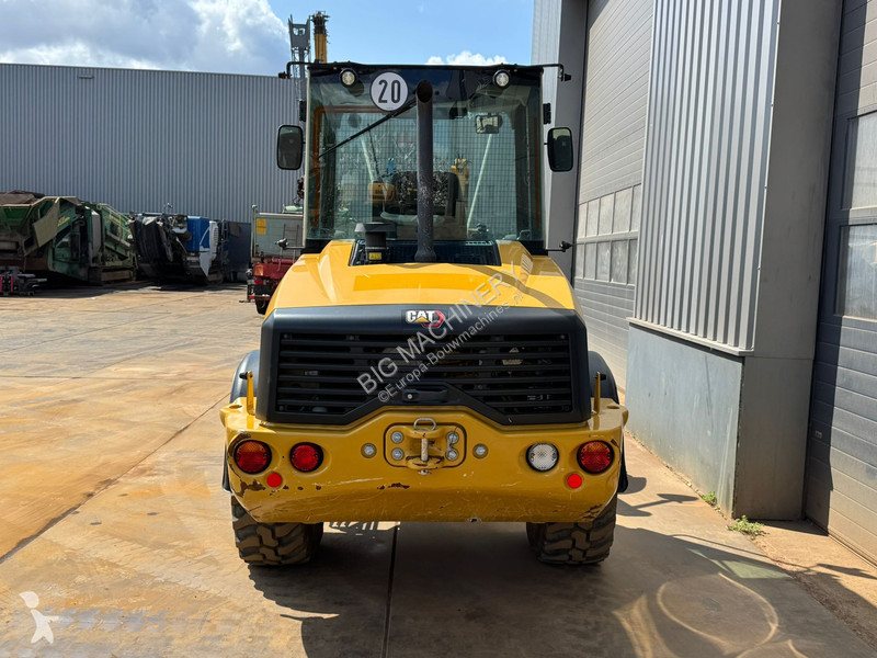 Nakladač Caterpillar M