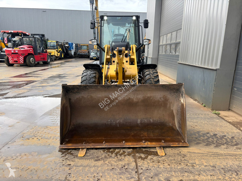 Nakladač Caterpillar M