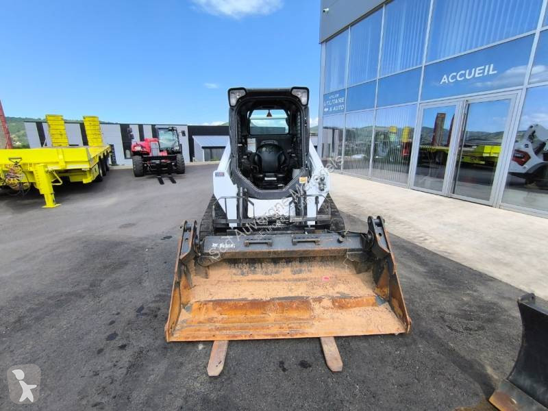 مُحمّلة Bobcat T590 Fourches et Godet inclus