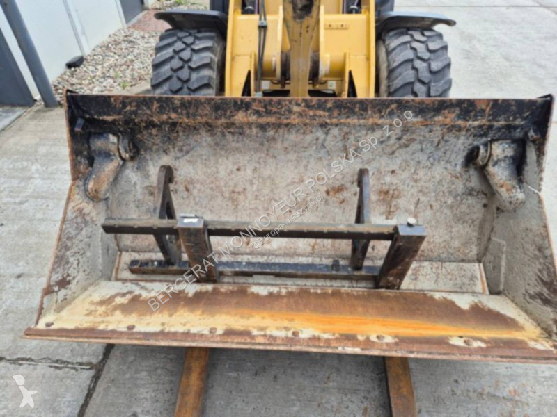 Nakladač Caterpillar 906M