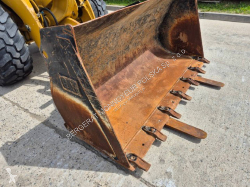 Nakladač Caterpillar 906M
