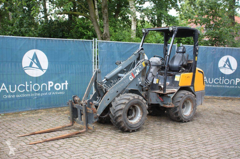 Nakladač Giant V452T