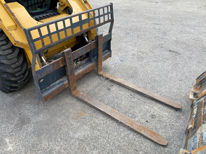 Nakladač Caterpillar D3 .