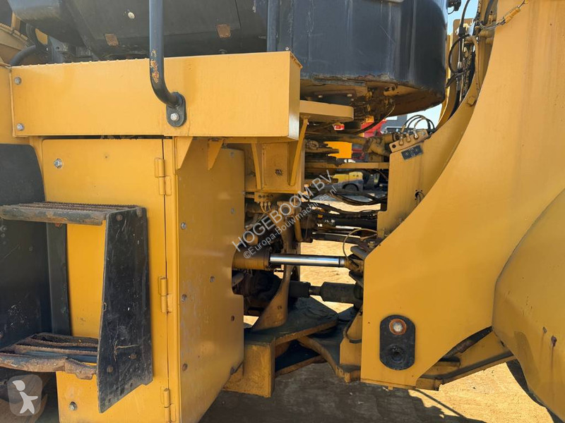 Nakladač Caterpillar M