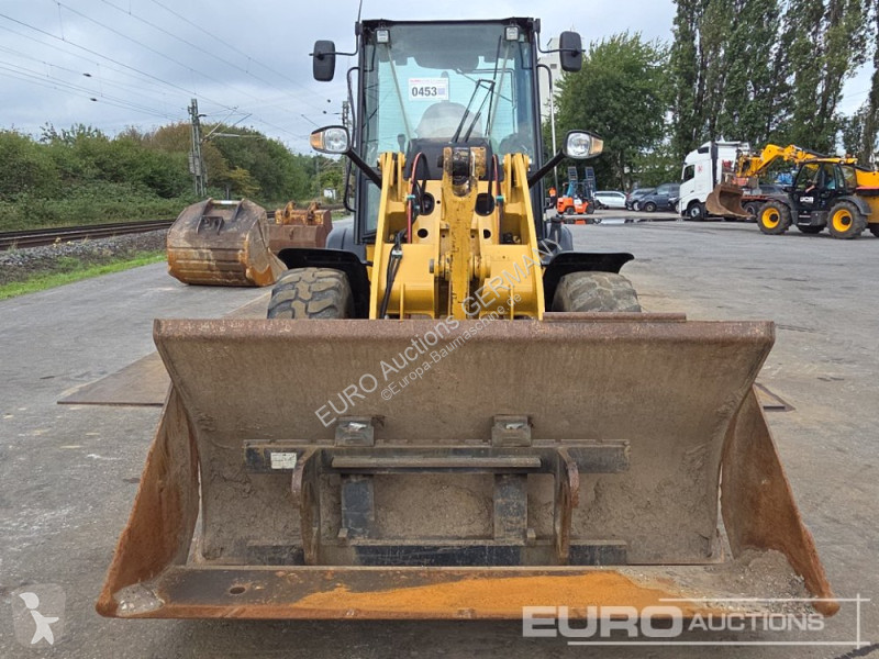 Навантажувач Caterpillar 908M