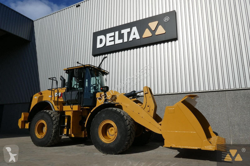 Nakladač Caterpillar M