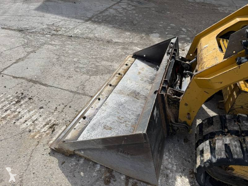 Nakladač Caterpillar 3 XE