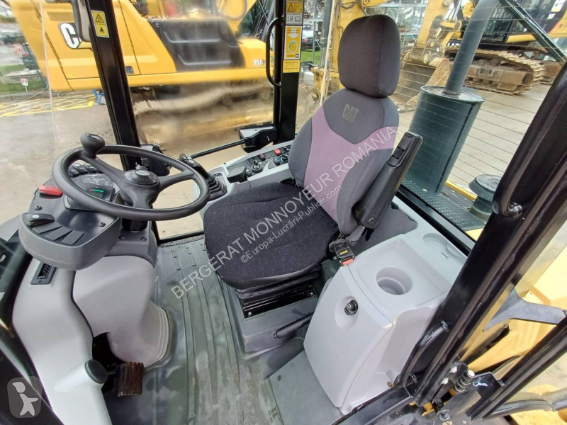 Nakladač Caterpillar 908H2