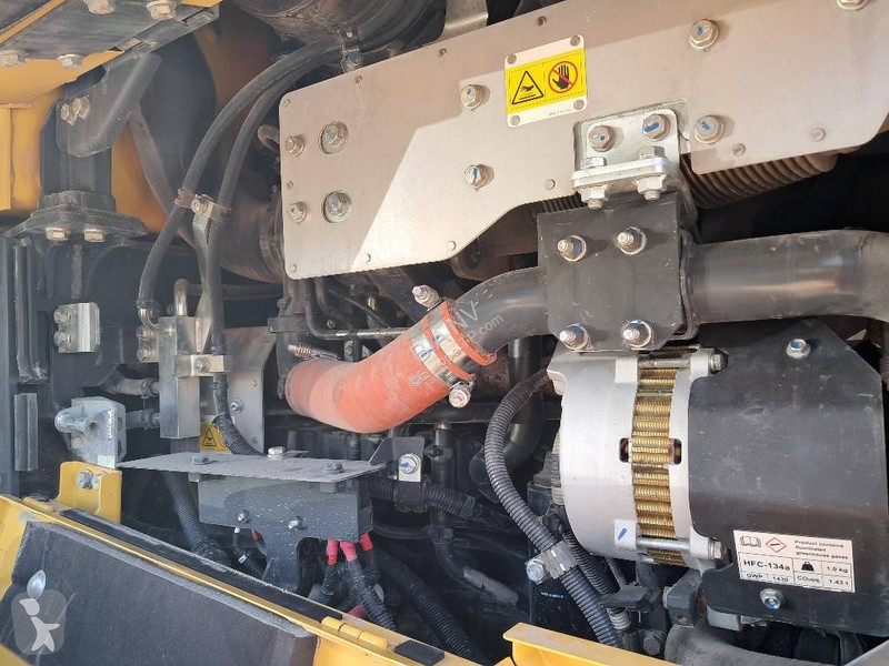 Nakladač Komatsu 8E0