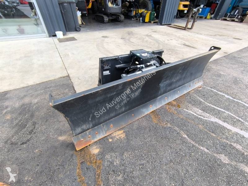 مُحمّلة Bobcat T590 Fourches et Godet inclus