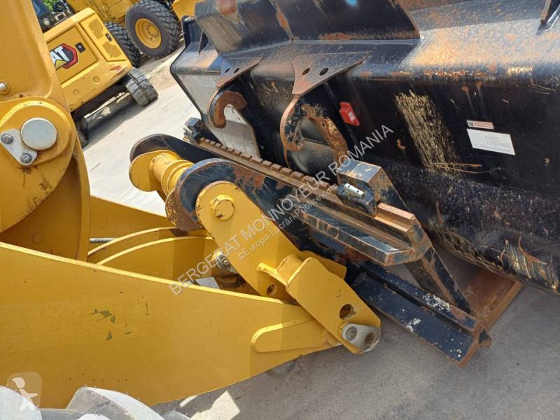 Nakladač Caterpillar 918M
