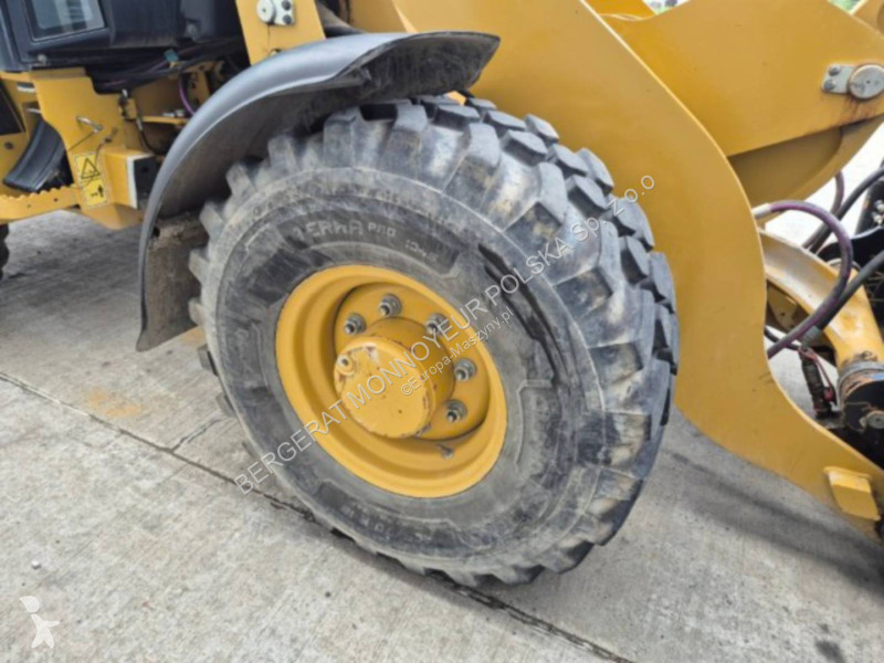 Nakladač Caterpillar 906M