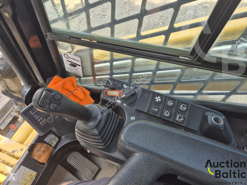 Nakladač Gehl VT320