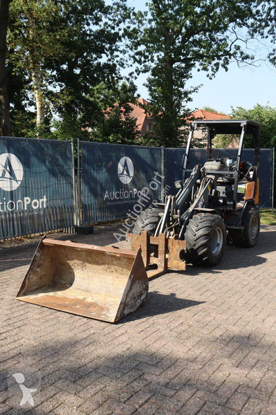 Nakladač Giant V452T