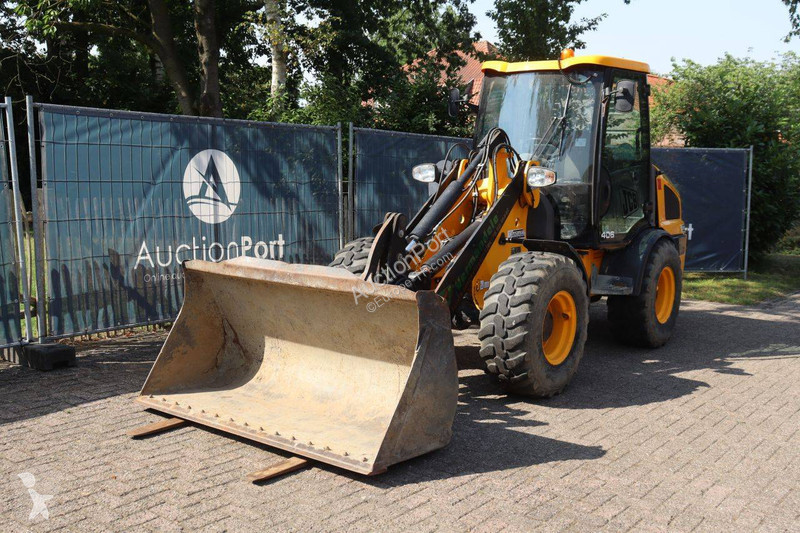 Nakladač JCB T4