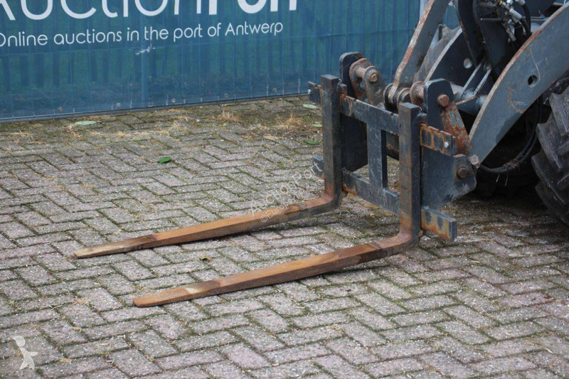 Nakladač Giant V452T