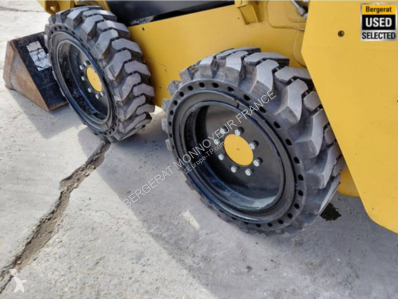 Товарач Caterpillar 232D3