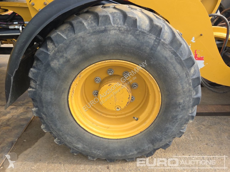 Навантажувач Caterpillar 908M