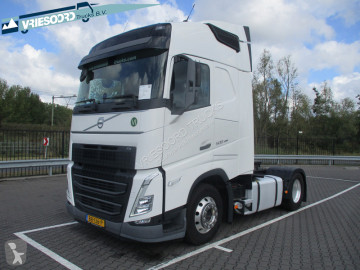 جرار Volvo