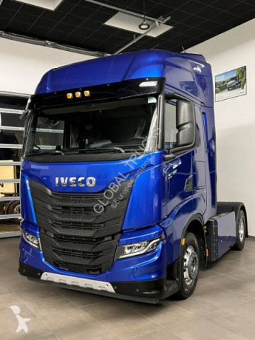 Влекач Iveco нови