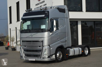 Влекач Volvo FH