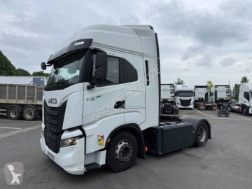 Влекач Iveco