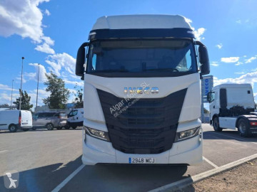 Влекач Iveco S-WAY 490