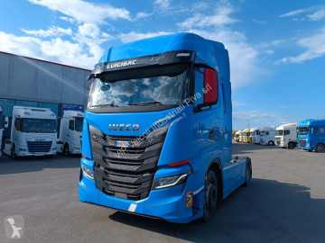 Влекач Iveco