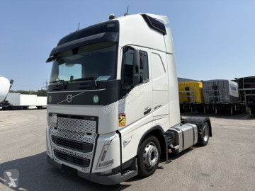 Влекач извънгабаритен товар Volvo
