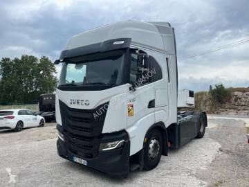 Влекач Iveco