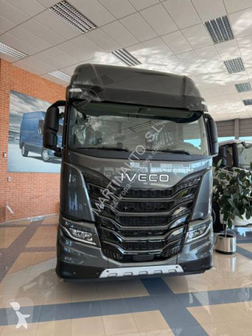 Влекач Iveco X-WAY