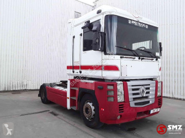 Влекач Renault Magnum 440