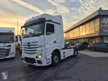 Tahač Mercedes