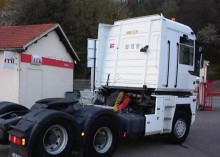 Renault tractor unit used