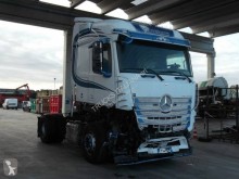 جرار Mercedes Actros 1845 LS متعرضة لحادث