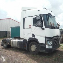 Cabeza tractora Renault accidentada