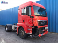Cabeza tractora productos peligrosos / ADR accidentada MAN TGS