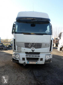 جرار Renault Premium 460 DXI متعرضة لحادث