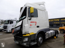Cabeza tractora DAF XF 106 accidentada