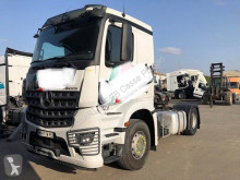 Ťahač Mercedes Arocs 1848 po nehode