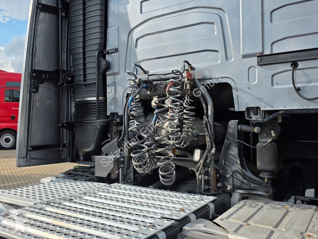 Tahač Volvo / Retarder / Standklima / TV / 6D