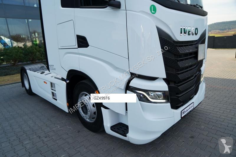 Влекач Iveco 490